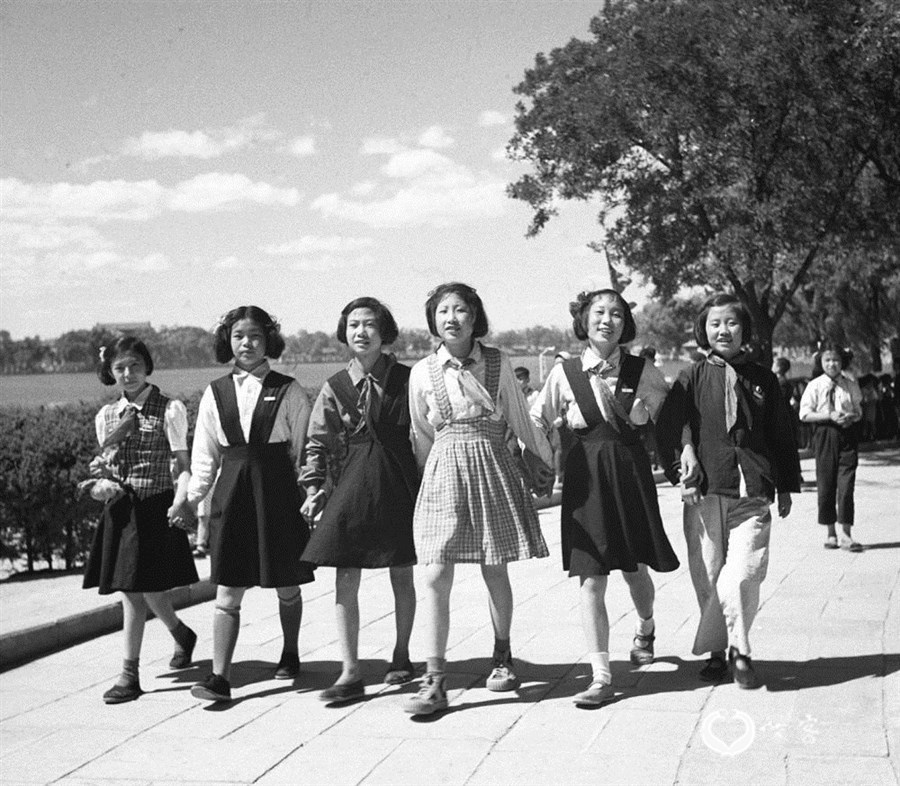 1952年，为庆祝“六一”国际儿童节，北京市少年儿童们欢快地在北海公园内游园。