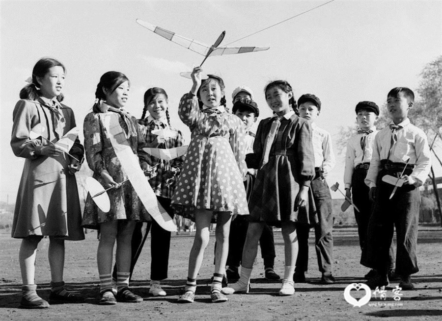 1956年5月30日，哈尔滨市少年宫的航空模型小组的少先队员，制作好一批滑翔机模型，迎接“六一”儿童节。图为他们在准备试飞的情形。