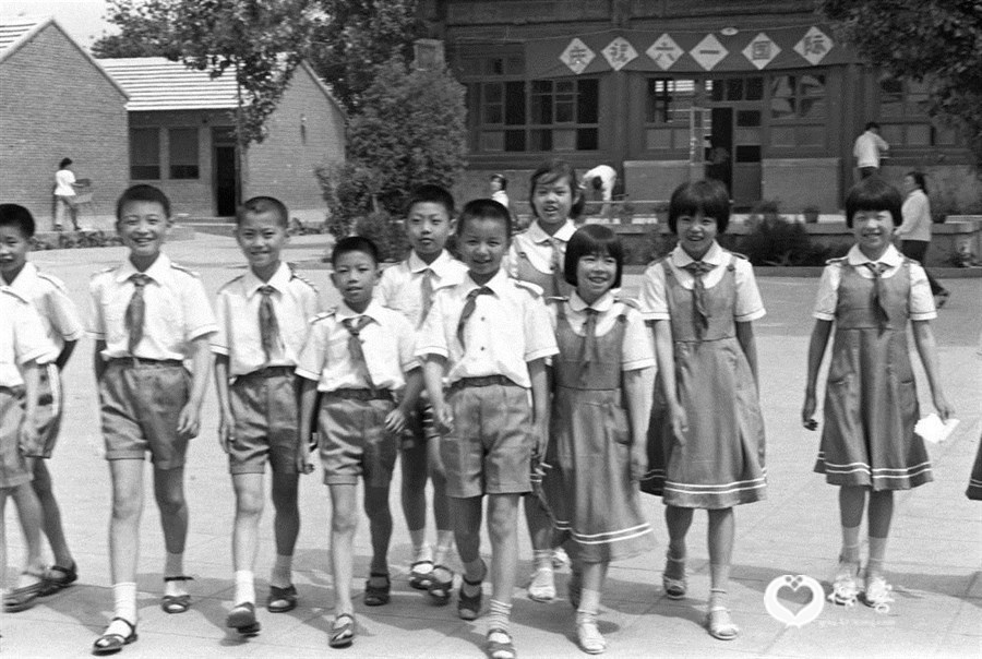 1983年“六一”儿童节前夕，北京市少先队员高兴地穿上了新队服。
