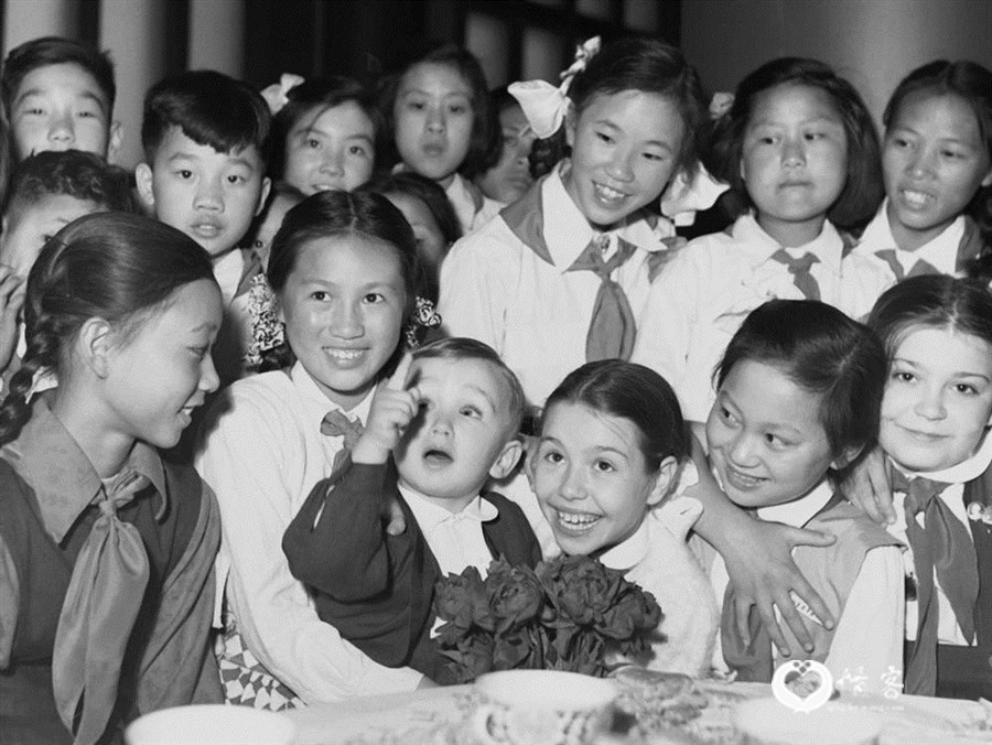 1955年6月1日上午，中外儿童在北京饭店举行联欢，庆祝“六一”国际儿童节。