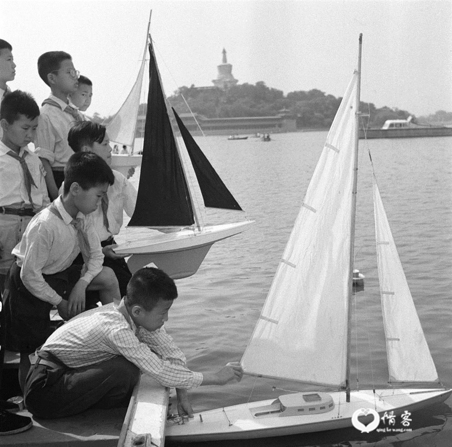 1962年6月1日，孩子们正在参加航海模型表演活动。