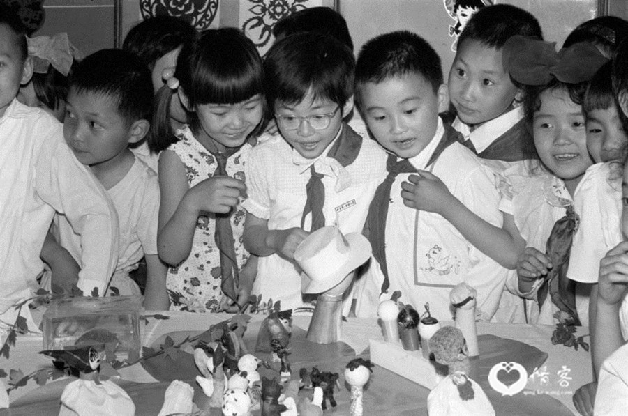1984年“六一”儿童节前夕，在北京第二实验小学展出了50个课外小组创作的科技、工艺、美术等作品，这些作品引起了孩子们极大的兴趣。