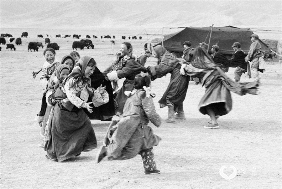 1964年，青海省海南藏族自治州原河卡乡（现河卡镇）的小学生们在做老鹰抓小鸡的游戏。
