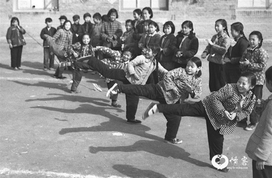 1959年12月，兰州一只船小学的孩子们在课后进行跳皮筋比赛。