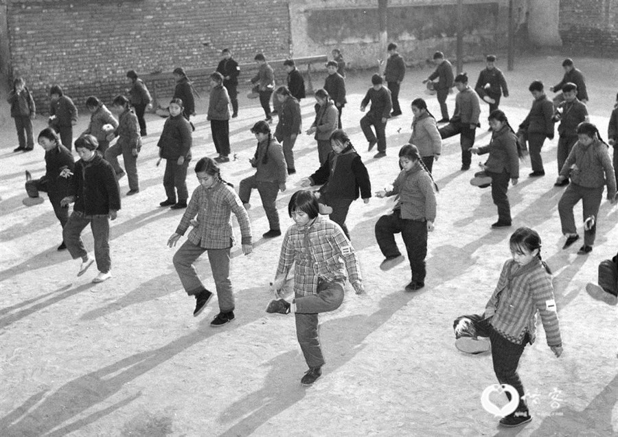 1965年，当时的北京市崇文区兴隆街第一小学在学生中开展踢毽子活动。