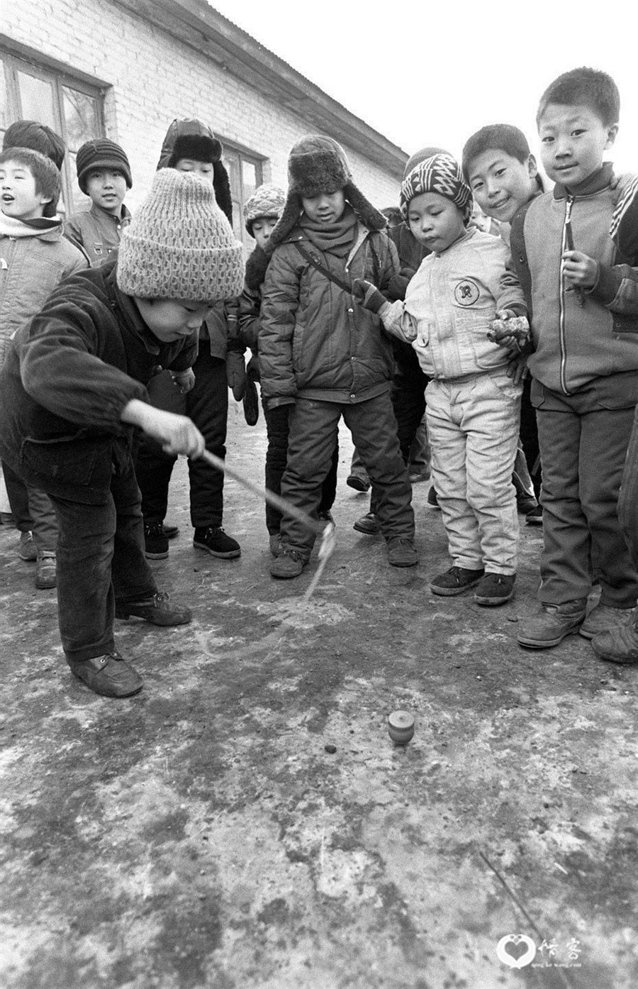 1990年1月，黑龙江省的孩子们在打冰陀螺。