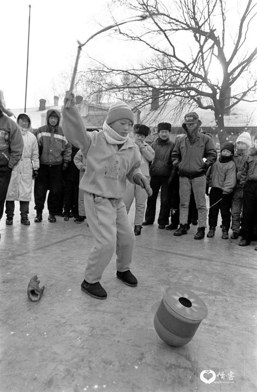 1994年1月12日，黑龙江省哈尔滨近千名小学生带着自制的冰陀螺，参加别开生面的抽陀螺比赛。