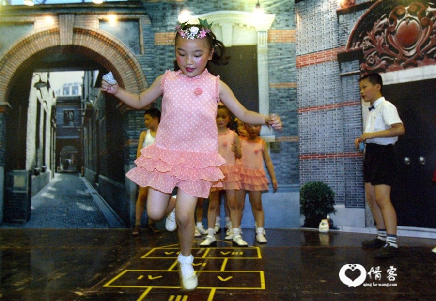 2004年7月10日，首届上海国际少年儿童文化艺术博览会在上海东亚展览馆开幕，这是几名孩子在博览会上玩“跳房子”的游戏。