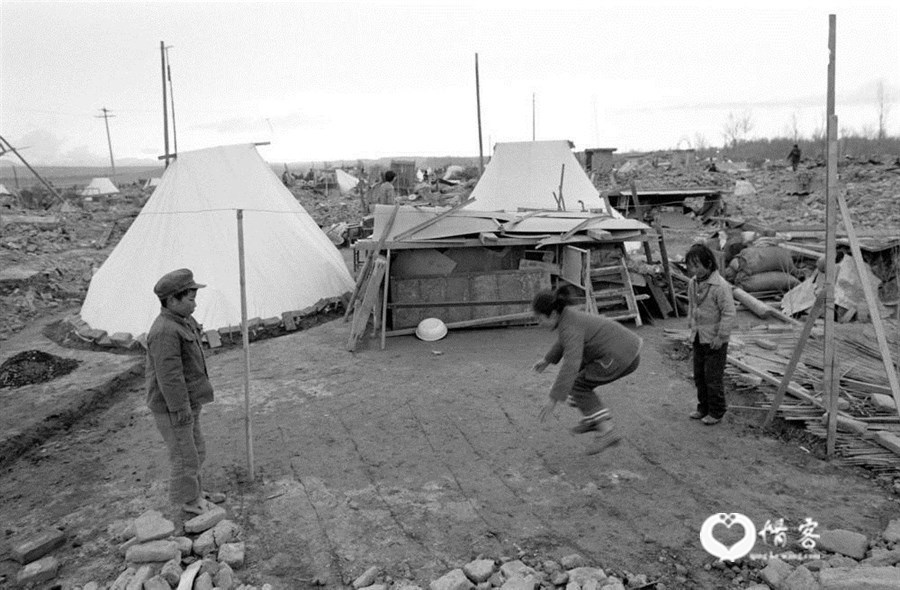 1990年4月，青海省海南地区发生6.9级强烈地震。图为灾区儿童在余震不断时玩起跳房子游戏。