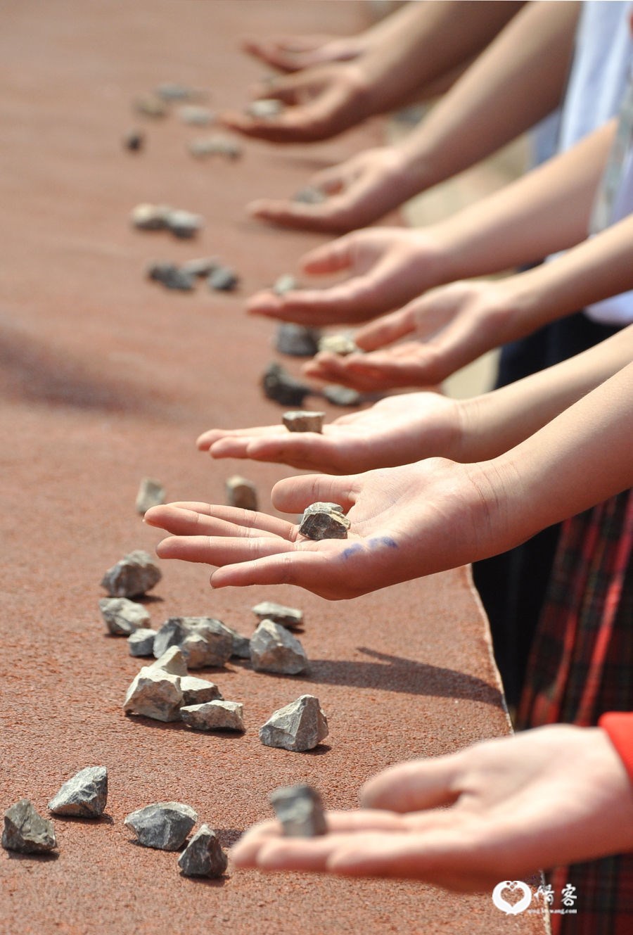 2013年9月2日，山东省淄博市沂源县荆山路小学的学生在玩抓石子游戏。