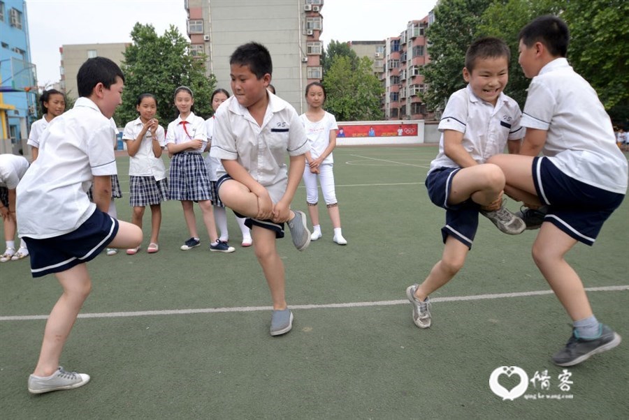 2014年5月28日，河北省邯郸市渚河路小学的学生在玩“斗驹”。