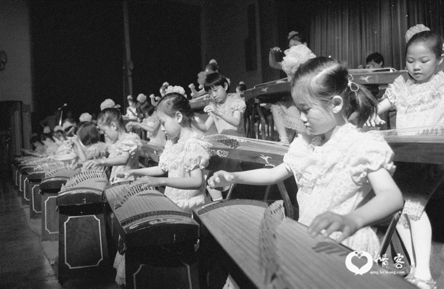 1990年5月27日，为庆祝“六一”国际儿童节，中国少年儿童活动中心举办慰问首都儿童教育工作者联欢会。这是活动中心艺术团的小演员们表演节目。