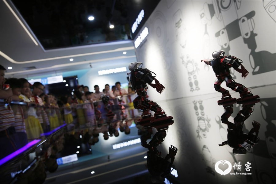 2017年6月1日，百余名小学生在河南省平顶山市宝丰县科技馆内观看机器人舞蹈。