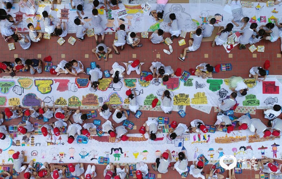 2017年5月31日，福建省泉州市鲤城区机关幼儿园的孩子们在百米长卷上绘画。
