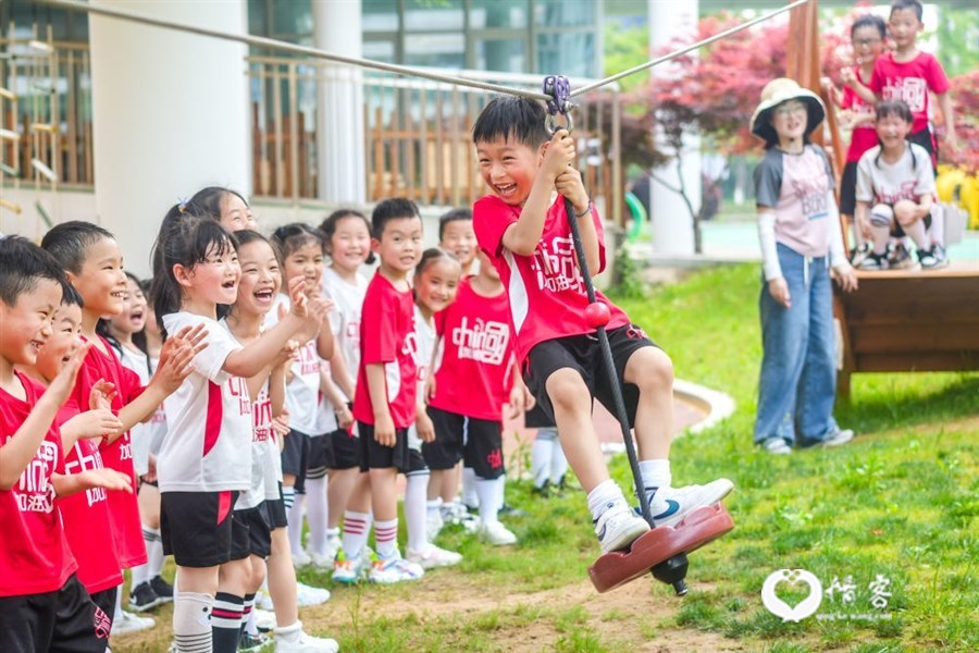 2023年5月31日，在浙江省湖州市长兴县龙山街道中心幼儿园，孩子们进行“快乐滑索”趣味游戏。